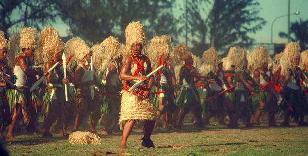 Tonga students dancing the traditional Tongan kailao dance, which, like kasivaki, is one of Tonga’s faiva performing arts. (Tauʻolunga / Public domain)