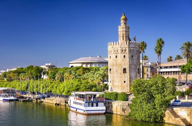 La Torre de Oro, a orillas del río Guadalquivir en Sevilla, fue una vez una torre conectada al resto del centro defensivo de la ciudad por las murallas de Sevilla.