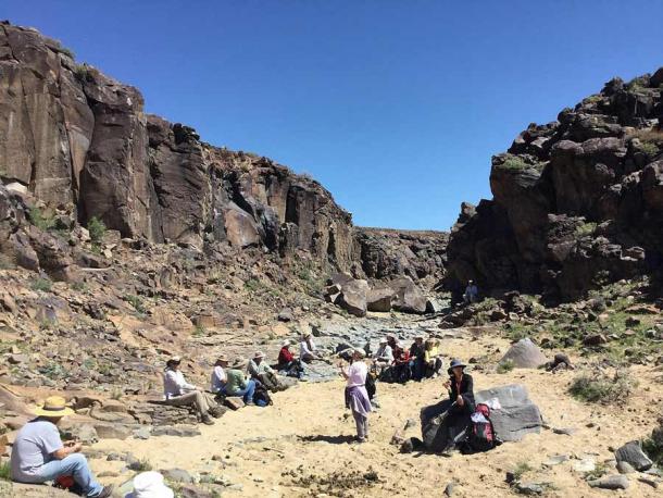 Tour of visitors to Little Petroglyph Canyon in California. (Craig Baker / CC BY-SA 4.0)