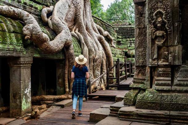 Turista que visita el templo de Ta Prohm en Angkor. (RM Nunes/Adobe Stock)