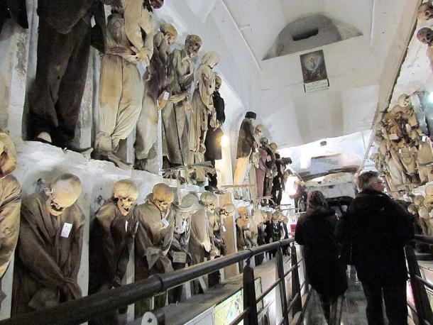 I turisti nelle catacombe di Palermo della Sicilia, Italia. (Gmihail / CC BY-SA 3.0 RS)