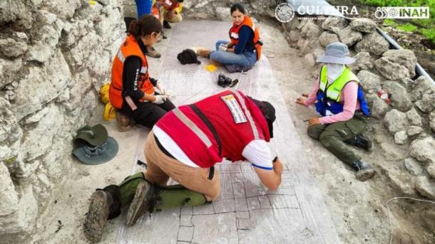 Tracing the outline of the playing board. (Felix Camacho Zamora/INAH)