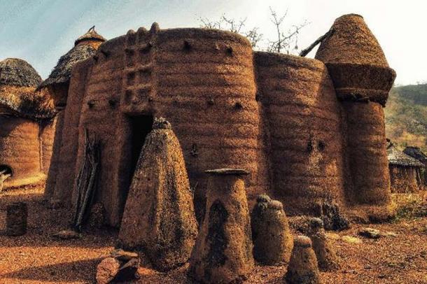 Traditional house with thatched roofs, granaries, and altars. (atosan /Adobe)