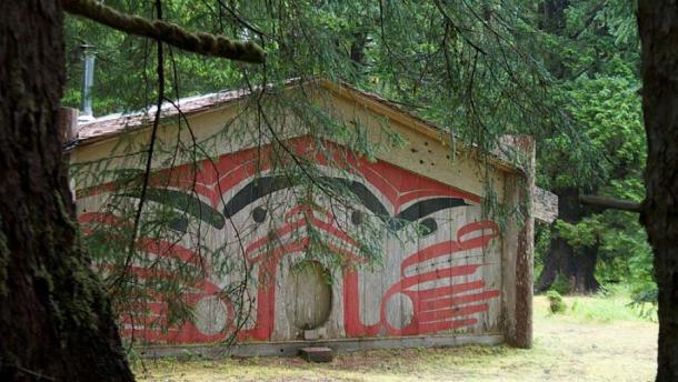 Traditional longhouse in the village (Public Domain)