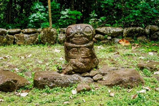 Monumento de piedra tradicional en la isla Nuku Hiva en la Polinesia Francesa.  (Ángela Meier / Adobe Stock)