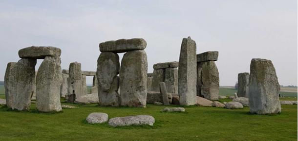 Trilithon (center) from which the core was removed. (Image: G Manners)