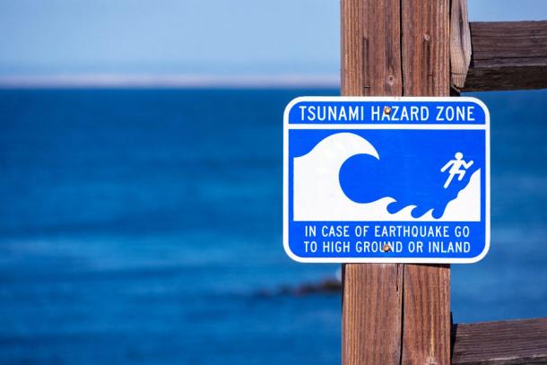 La señal de advertencia del área Tsunami ≈ en la costa del Océano Pacífico advierte al público del posible peligro después de un terremoto, y muchas tribus nativas americanas se están preparando para el 