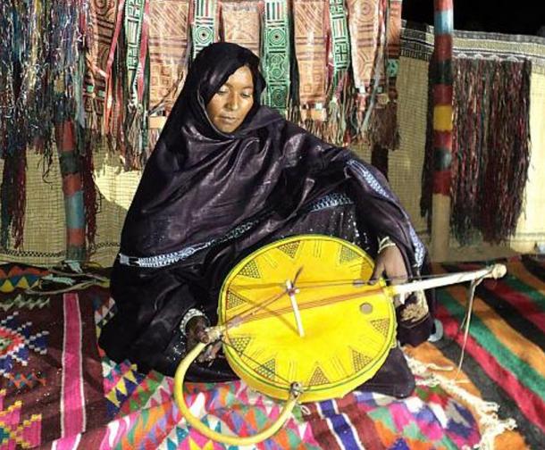 In 2011 a Tuareg woman plays the imzad.