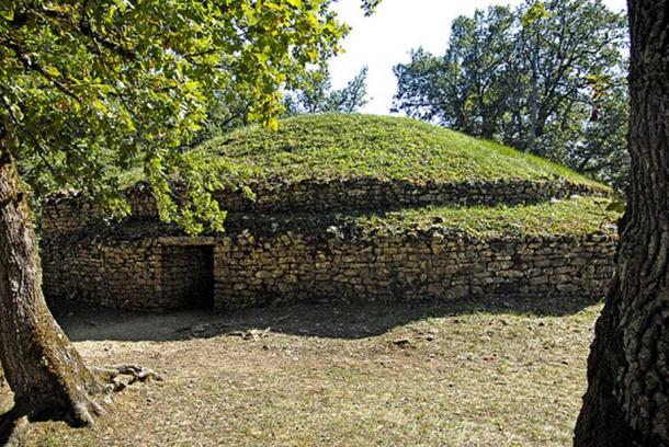 Tumulus E, the oldest barrow at the site