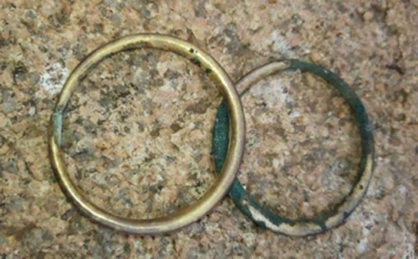 Two arm bracelets were discovered in the grave. (Tengri News)