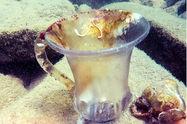 Two intact glass vessels retrieved at the site. (RHM Burgas)