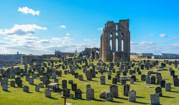Las ruinas del castillo de Tynemouth en Inglaterra y su iglesia prioral llena de tumbas medievales que probablemente eran todas tumbas sin amueblar. (Foto_J / Adobe Stock)