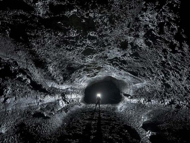 Typical passage shapes in the Surtshellir-Stefanshellir lava tube system, showing intact walls and pahoehoe floors. 