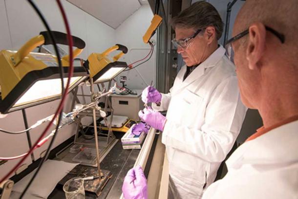 US Energy Secretary Rick Perry had a go at making a solar cell using perovskite ink on a visit to the NREL in Colorado. (Dennis Schroeder / NREL)