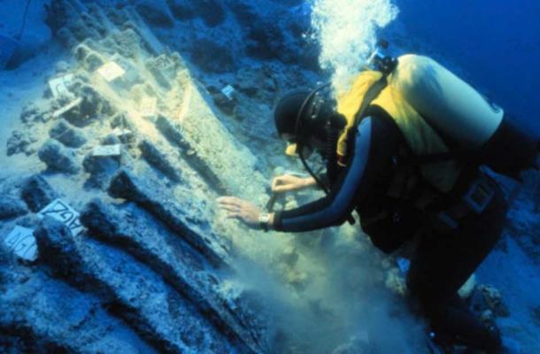 Excavaciones del naufragio de Uluburun que muestran lingotes de piel de buey (Cemal Pulak/Texas A&M University)
