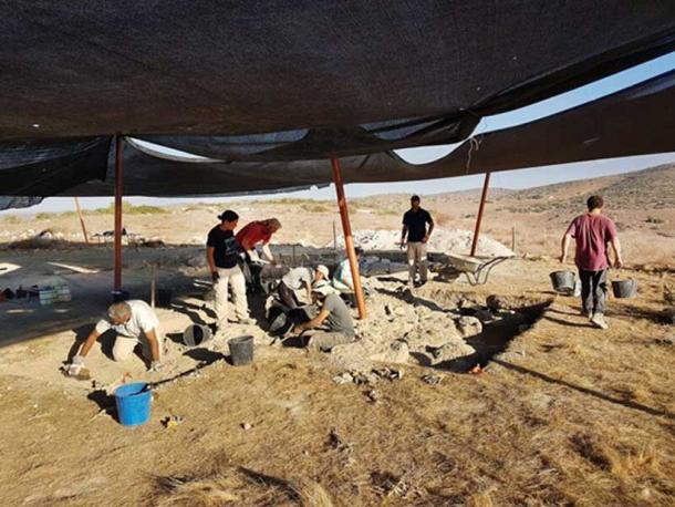 Uncovering the structure. (Image: Michal Haber, Israel Antiquities Authority)