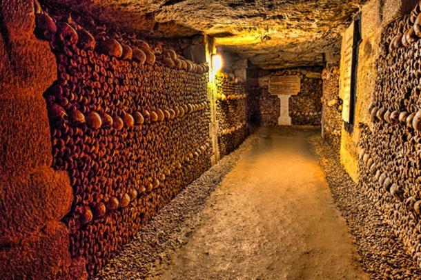 Underground catacombs of Paris where skulls are displayed. (dirk94025 / Adobe)