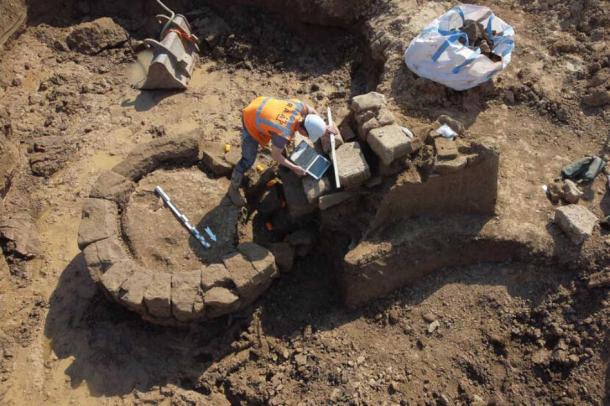 Unearthing the well next to the remains of two Roman temples that were recently discovered near the village of Herwin-Hemeling in the Netherlands. (©RAAP)