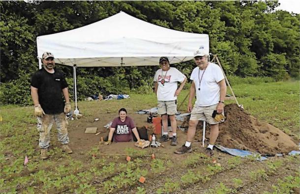 Investigadores de la Universidad de Cincinnati recolectan muestras de sedimentos de un sitio de cultivo de Hopewell en la confluencia de los ríos Ohio y Great Miami. (Larry Sandman/Universidad de Cincinnati)