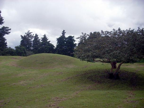 Unrestored mound in the Kaminaljuyu archaeological park, Guatemala City. (Simon Burchell / CC BY-SA 3.0)
