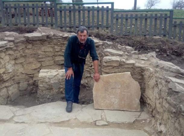 Archaeologist Konstantin Totev with the newly found altar table inscribed with three crosses. (Regnews)
