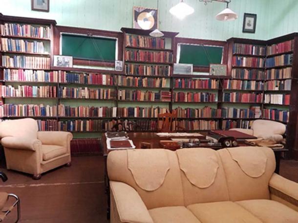 Durante la restauración, los libros de la biblioteca fueron devueltos y almacenados en su orden original en los estantes.