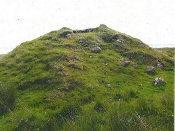 Upper Tote Cairn en el norte de Skye, antes de que fuera excavado por el terrateniente (Crown Office)
