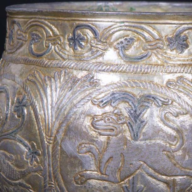 Una imagen de primer plano de la copa Vale of York Hoard de plata dorada que data del siglo IX d. C. y posiblemente se hizo en la Francia carolingia. (Museo de Yorkshire)