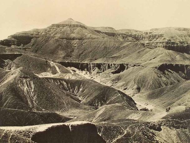 Photograph depicting the Valley of the Kings in 1922, at the time of the discovery of King Tut’s tomb located near the central path shown in the image. (Public domain)