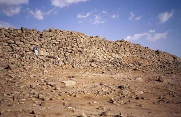 Vast defensive structures have been found. Here, the Rubba rampart. (Image: B. Geyer. Mission Marges Arides)