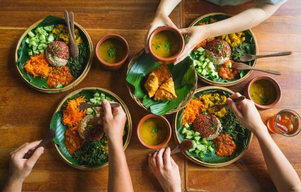 Los alimentos indios vegetarianos que son pura esencia, como la cocina sátvica, son mucho más saludables que la comida rápida moderna. (Galaganov/Adobe Stock)