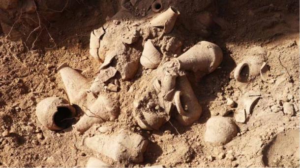 Recipientes que una vez contuvieron agua bendita encontrados en las ruinas de San Pedro, Antioquía. (Agencia Anadolu)