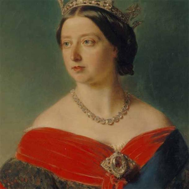 Королева Виктория писала в 1870-х годах: "Никто так сильно, как я, не относится к Индии или к тому, насколько сильно я выступал против захвата этих стран, и я думаю, что больше никто не будет взят, потому что это очень неправильно и не выгодно для нас. Вы также знаете, как я не люблю носить Кох-и-Нур". Мультимедийная портретная скульптура королевы Виктории работы Джорджа Стюарта с бриллиантом Кох-и-Нур в броши, 20 век (общественное достояние)