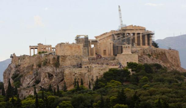 View east toward the Athens Acropolis under construction during summer 2014. (Ziegoat / CC BY-SA 4.0)