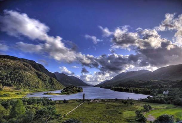 View of Glenfinnan monument and Loch Shiel. (Gil Cavalcanti/CC BY SA 3.0)