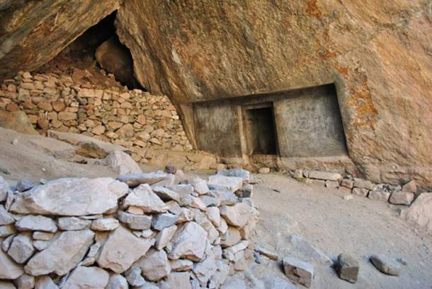 View of rock-cut doorway in the cave at Ñaupa Waka.
