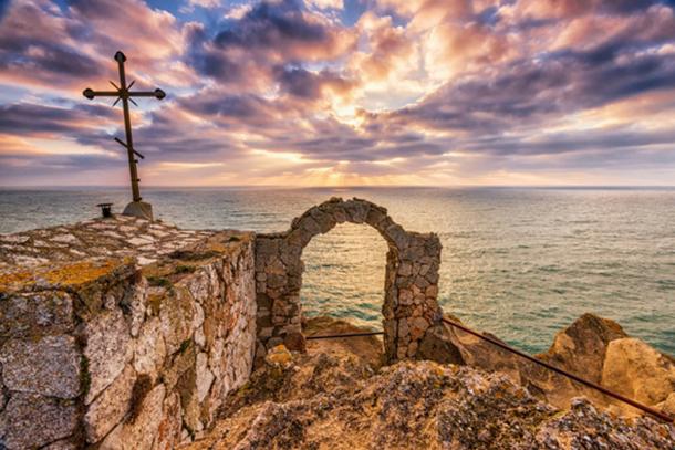 View of sunrise looking out from Kaliakra fortress. (Image:© diyanadimitrova/fotolia)