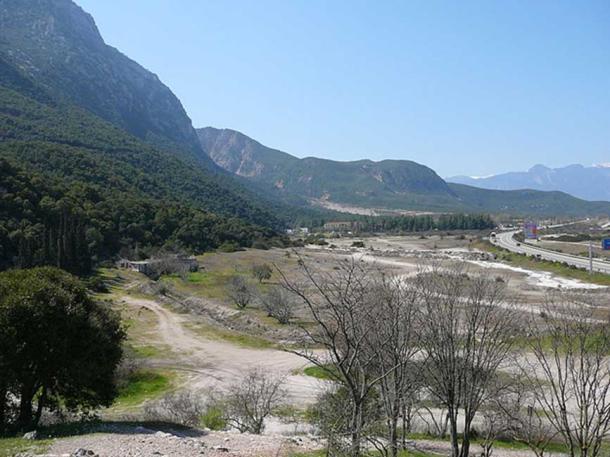 View of the Thermopylae pass at the area of the Phoenician Wall. In ancient times the coastline would have been where the modern road lies, or possibly even closer to the mountain. 