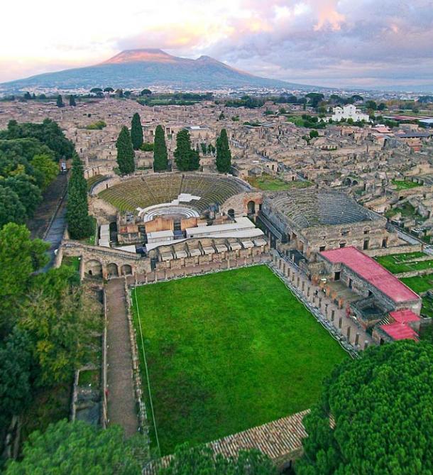 View of Pompeii and Mount Vesuvius where Spot the robotic guard dog will be inspecting and patrolling. (ElfQrin / CC BY-SA 4.0)