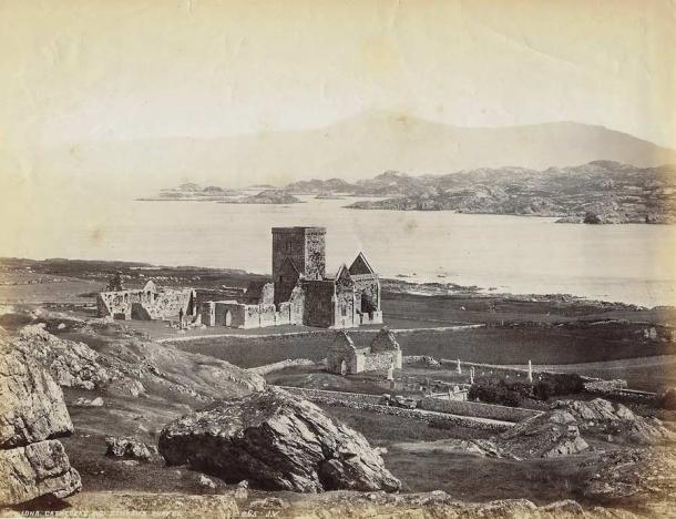 View of the ruins of Iona Abbey in the late 19th century, which the future King Oswald visited during his exile from his homelands. (Public domain)