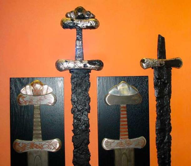Dos empuñaduras de espada vikinga del siglo X (tipo Petersen S) con decoraciones de estilo Jelling incrustadas, junto a sus réplicas reconstruidas, en exhibición en el Museo Vikingo de Hedeby. (vicario / CC BY-SA 3.0)