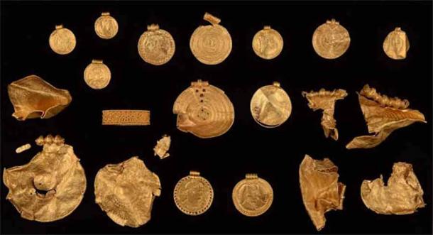 Los numerosos objetos representan casi 1 kg de oro en el tesoro de Vindelev. (Museo Vejle)