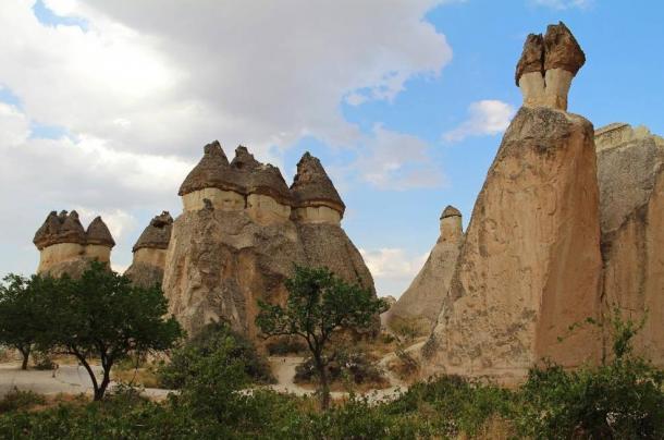 Rocas de piedra de toba volcánica en Pasabag en Capadocia, Turquía