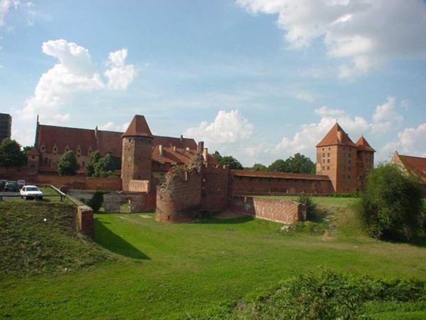 Vorburg with rampart added under Hochmeister Heinrich von Plauen, 15th century.