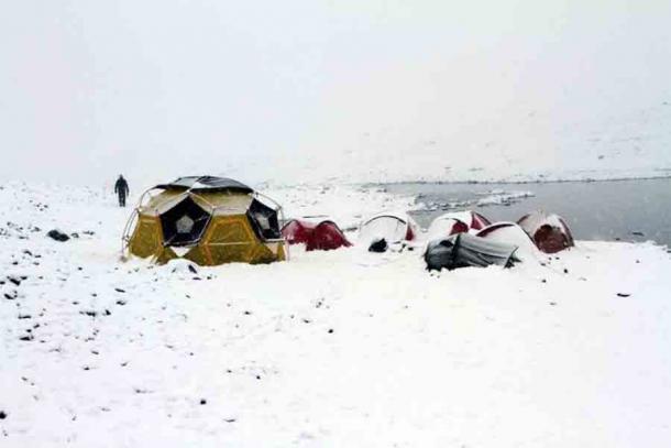 El clima de alta montaña puede ser un desafío para el trabajo de campo arqueológico. Campamento base de Lendbreen en agosto de 2013. (secretsoftheice.com)