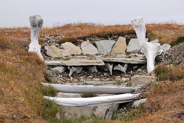 Whalebone used in the building of an ancient Thule home. Resolute, Nunavut, Canada. (Timkal/CC BY SA 3.0)