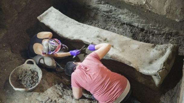 What will archaeologists find inside the lead sarcophagus? (Junta Granada)