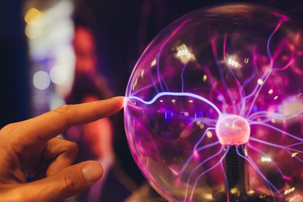 Ya sea que haya burbujas de plasma o no, los relámpagos en bola son muy raros y aún no se conocen bien. (Ejemplos de color / Adobe Stock)