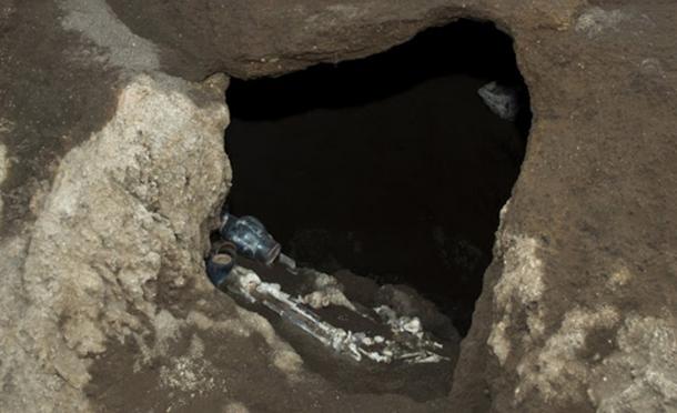 While digging, an earthmover unearthed what looked like a tomb. (La Repubblica)