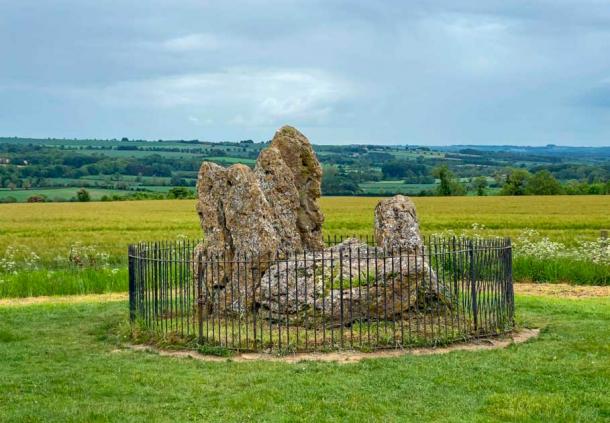 Los Caballeros Susurrantes, Rollright Stone Ring, Oxfordshire. Cuatrocientas yardas al este del Rollright Stone Ring, y probablemente más de 1000 años antes, los Whispering Knights son un tipo de cámara funeraria. 